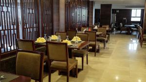 a dining room with tables and chairs in a restaurant at Rabigh Park Hotel in Rabigh