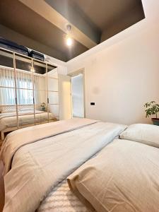 a bedroom with two beds and a window at Marinaya 13 dakika tasarımlı daire in Mersin