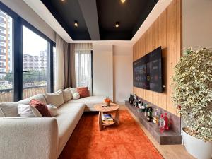a living room with a couch and a table at Marinaya 13 dakika tasarımlı daire in Mersin