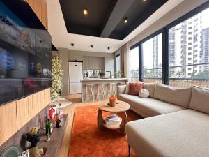 a living room with a couch and a table at Marinaya 13 dakika tasarımlı daire in Mersin