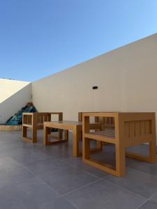 a room with two benches and a table at Istrahtmas2 in Barka +1 photo