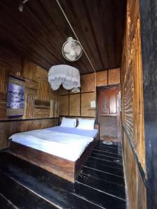 a bedroom with a bed in a wooden room at Phetdavanh Guesthouse in Ban Ngoy-Nua +16 photos