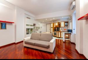 a living room with a couch and a kitchen at Vacanze Romane con giardino in Rome +11 photos