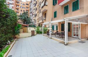 an outdoor patio with tables and chairs in a building at Vacanze Romane con giardino in Rome