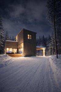 a house in the snow at night in the snow at Borderlake One in Ruka