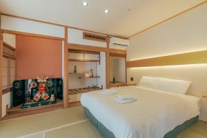 a bedroom with a large white bed in a room at The Nature Uno 2026年リノベーション 直島好アクセス 古民家一棟貸切 最大4名2ldk平家 クイーンベッド2台 in Tamano