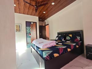 a bedroom with a bed and a ceiling at Aurora Farmstay in Rongli