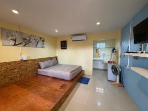 a room with a bed in the middle of it at Baan Ta Long Beach Koh Larn in Ko Larn