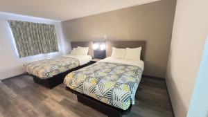 Llit o llits en una habitació de Western Ohio Inn Botkins