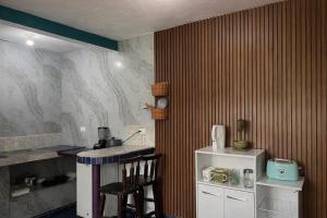 a kitchen with a counter and a table and a chair at Nomada's Digital in Manuel Antonio