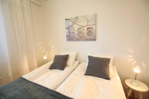 ein Schlafzimmer mit einem Bett mit zwei Kissen in der Unterkunft Northern Lights Apartment in Rovaniemi