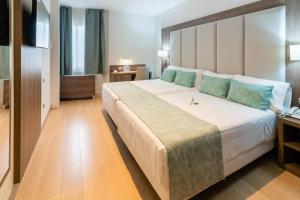 Llit o llits en una habitació de Hotel Selu 156 fotos més