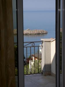 a view of the ocean from a balcony at Apartmani More in Sveti Stefan