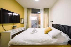 Llit o llits en una habitació de Luma - וילה משפחתית עם ממד ובריכה פרטית מחוממת ומקורה