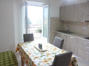 una cucina con tavolo, sedie e tovaglia di Ca Prandel CIPAT 22104-AT-65703 a Levico Terme