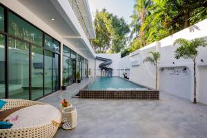 an external view of a house with a swimming pool at THE I-CON Luxury PoolVilla Pattaya Ocean Yacht Club 10 Bedrooms in Ban Huai Yai