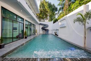an infinity pool in a villa with a swimming pool at THE I-CON Luxury PoolVilla Pattaya Ocean Yacht Club 10 Bedrooms in Ban Huai Yai