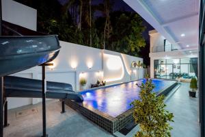 a swimming pool in the middle of a house at THE I-CON Luxury PoolVilla Pattaya Ocean Yacht Club 10 Bedrooms in Ban Huai Yai