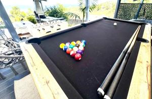 a pool table with balls in the shape of a heart at Gîte Délia Les Makes in Saint-Louis