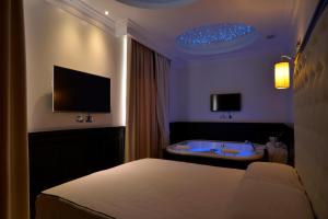 sypialnia z łóżkiem i wanną w pokoju w obiekcie Vaticano Royal Suite Guest House w Rzymie