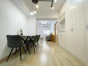 a dining room with a table and chairs at Happiness B&B in Linbian +44 photos