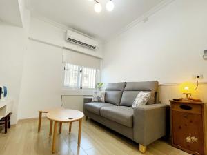a living room with a couch and a table at Happiness B&B in Linbian