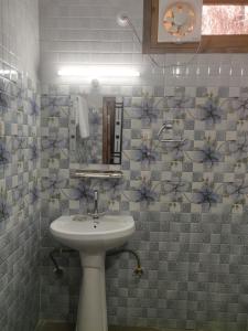 a bathroom with a sink and a mirror at The Quiet Corner in Gushaini
