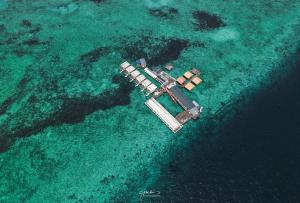 an aerial view of a boat in the water at 微拉瓦丽 in Semporna