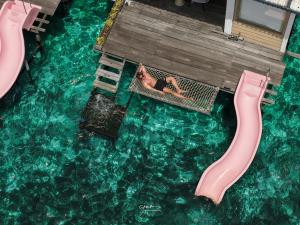 an overhead view of a woman laying in a swimming pool at 微拉瓦丽 in Semporna