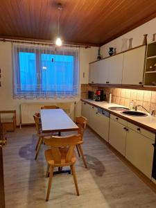a kitchen with a table and chairs in a room at Ferienhaus mit Garten in Traiskirchen