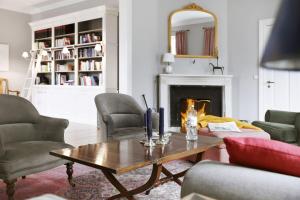 a living room with a coffee table and a fireplace at Müllerhaus - Ostholstein in KÃ¶hn