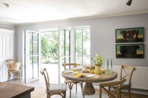 a dining room with a table and chairs at Fischerkate - Ostholstein in Stocksee