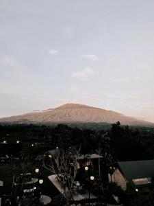 a view of a mountain in the distance at Arjuno Chatten Valley in Punten