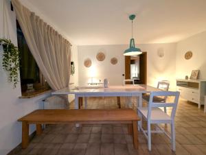 a dining room with a table and chairs in a room at Heidezimmer in Bispingen