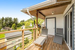 eine Veranda mit zwei Stühlen an einem Haus in der Unterkunft Sitka Sky in Oceanside
