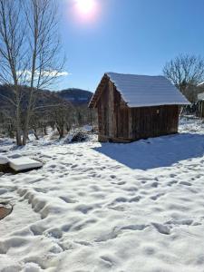 an old barn is covered in snow at Šumarac in Karadak