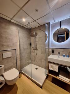 a bathroom with a shower and a toilet and a sink at Fletcher Hotel-Restaurant ‘s-Hertogenbosch in Den Bosch +24 photos