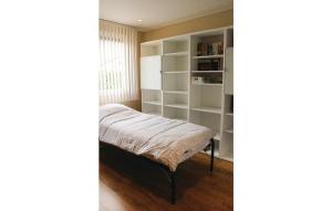 a room with a bench in a room with shelves at Seehund 102 in Sint Annaland