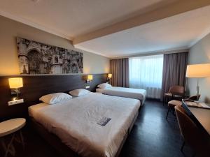 a hotel room with two beds and a window at Fletcher Hotel-Restaurant ‘s-Hertogenbosch in Den Bosch
