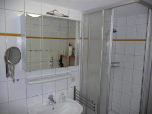 Koupelna v ubytování Haus Heverstrom + 37 fotografií