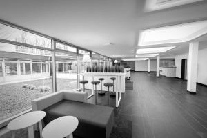a lobby with chairs and a couch and tables at Laerholz 84 in Bochum