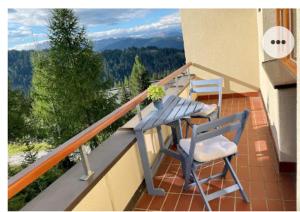 a table and chairs on a balcony with a view at The Mountain Home in Hermagor