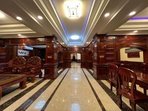 a large room with wooden furniture and a ceiling at Skyview Hotel in Ban Donsôm Tai