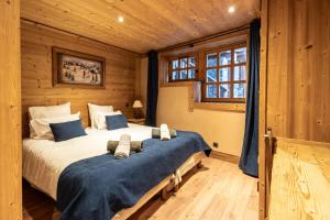 a bedroom with a bed in a wooden cabin at Chalet les trois coeurs in Méribel