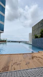 ein Schwimmbecken an der Seite eines Gebäudes in der Unterkunft Condo Saga Davao City in Davao City