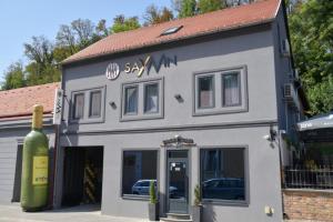 ein Gebäude mit einem Schild, auf dem „saykmimum“ steht in der Unterkunft Sax-Win in Požega