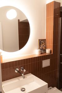 a bathroom with a sink and a mirror at Entspanntes Design-Studio an der Karli in Leipzig