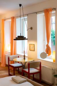 a room with a table and chairs and windows at Entspanntes Design-Studio an der Karli in Leipzig +21 photos
