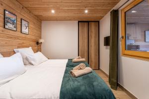 a bedroom with a bed with towels on it at Appartement Marmotte in Méribel