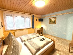 a bedroom with a bed in a room at Ferienwohnung Am Blessberg in Stelzen in Eisfeld